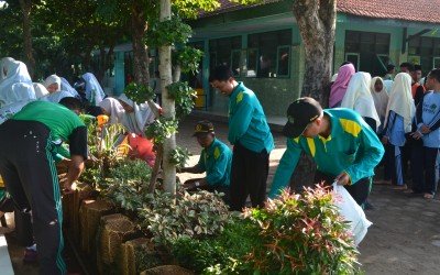 Aksi Bersih-Bersih Madrasah Cegah DBD   